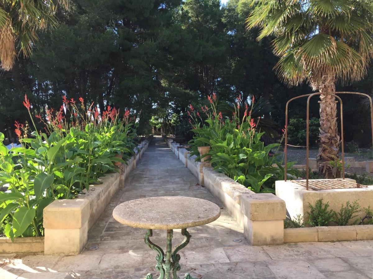 Palazzo De Carlo E Il Parco Dei 7 Pozzi Bed & Breakfast Lecce Luaran gambar